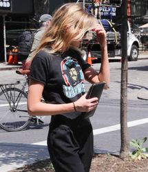 28040487_Stella-Maxwell-out-in-New-York-