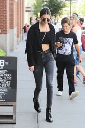 28428279_Kendall-Jenner-in-Black-Jeans--