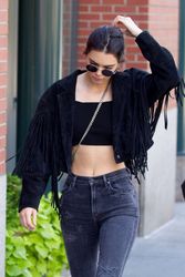 28428285_Kendall-Jenner-in-Black-Jeans--