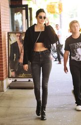28428315_Kendall-Jenner-in-Black-Jeans--