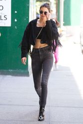 28428334_Kendall-Jenner-in-Black-Jeans--