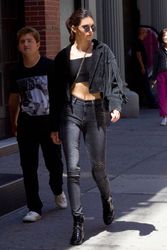 28428338_Kendall-Jenner-in-Black-Jeans--