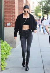 28428340_Kendall-Jenner-in-Black-Jeans--