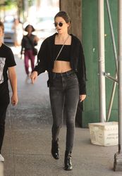 28428350_Kendall-Jenner-in-Black-Jeans--