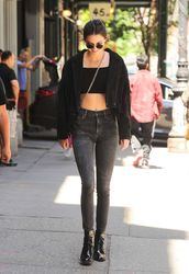 28428353_Kendall-Jenner-in-Black-Jeans--