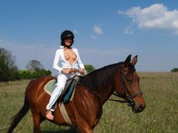 Joan-White-Equestrian-Queen--p5lc0lbsx1.jpg