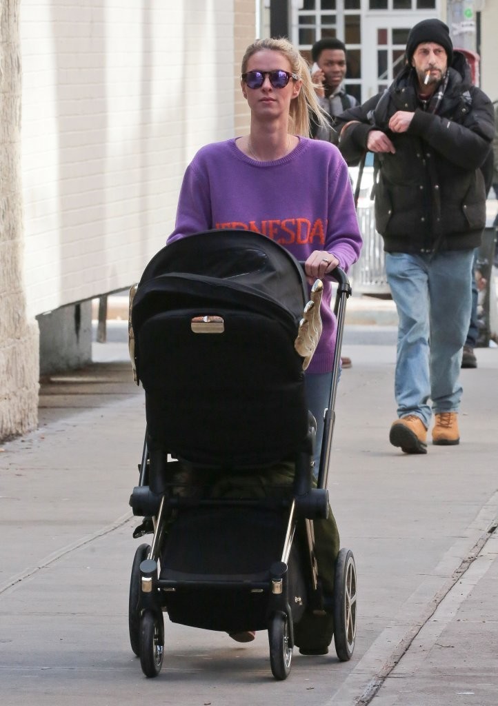 Nicky Hilton Out Stroll NYCBaby AE 1 d 8 kcg C 3 jx