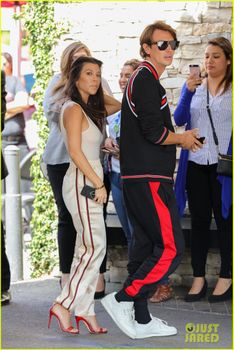 34833966_kim-khloe-kourtney-kardashian-c